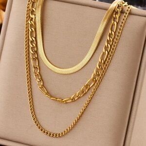 Elegant Gold Layered Necklace